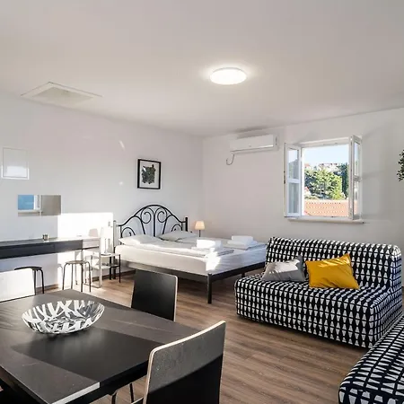 & Pool Schwarz Cavtat