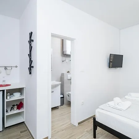 Residence&pool Schwarz Pensión 3*