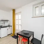 Guest house & Pool Schwarz
