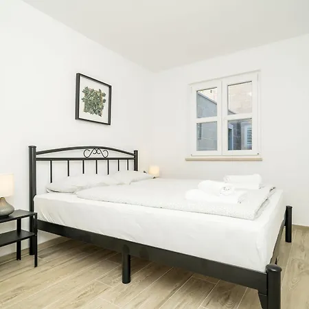 & Pool Schwarz 3* קאבטאט