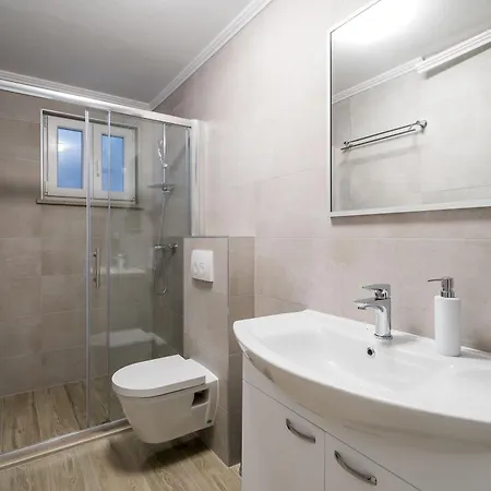 & Pool Schwarz בית הארחה קאבטאט