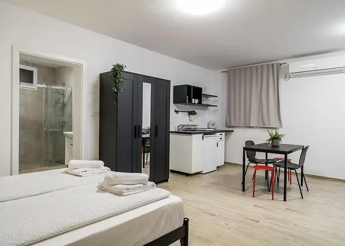 & Pool Schwarz Affittacamere